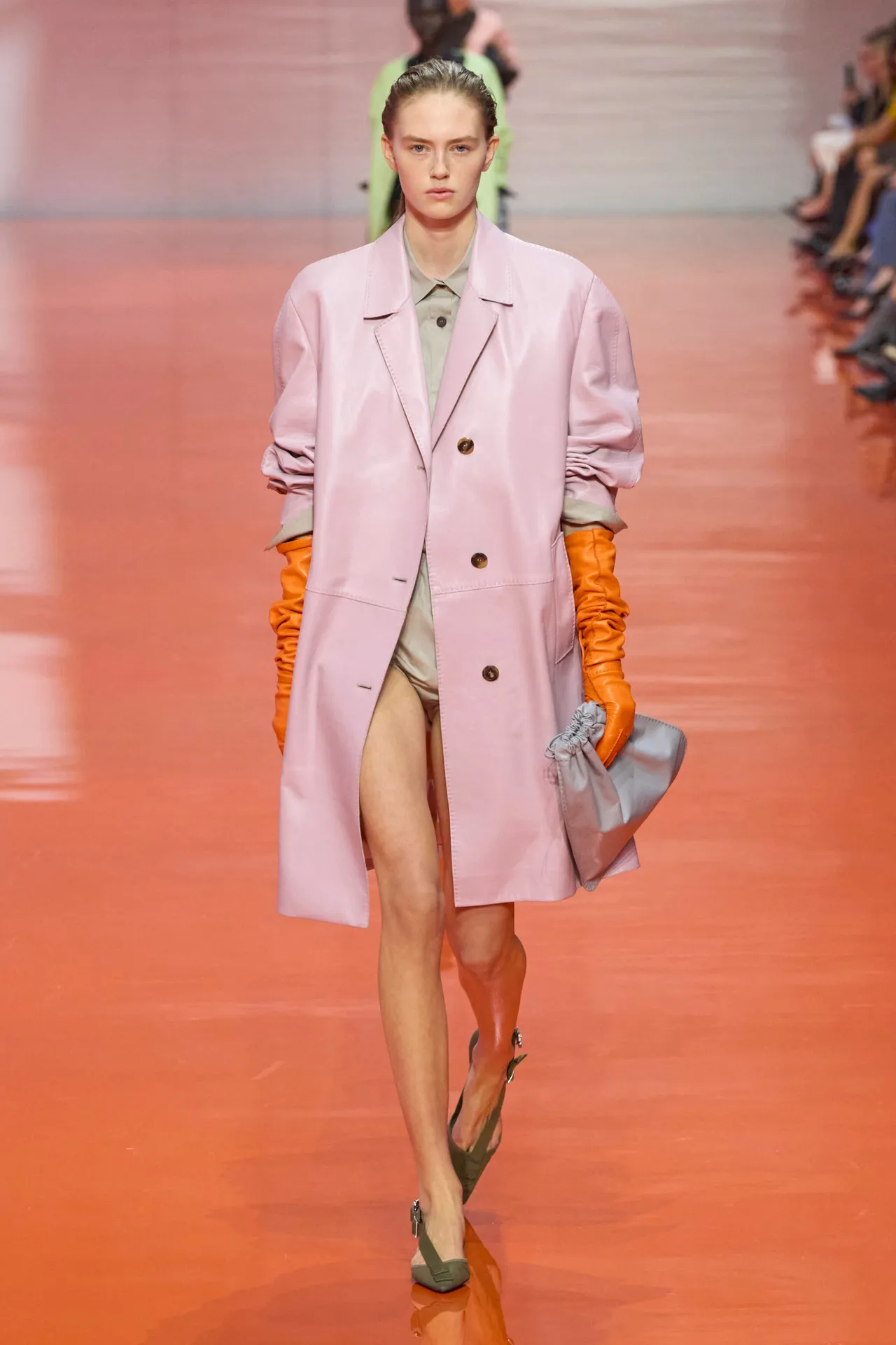 Здесь Prada играет на контрасте нежности и агрессии. Пудрово-розовый удлиненный жакет с мягкой...