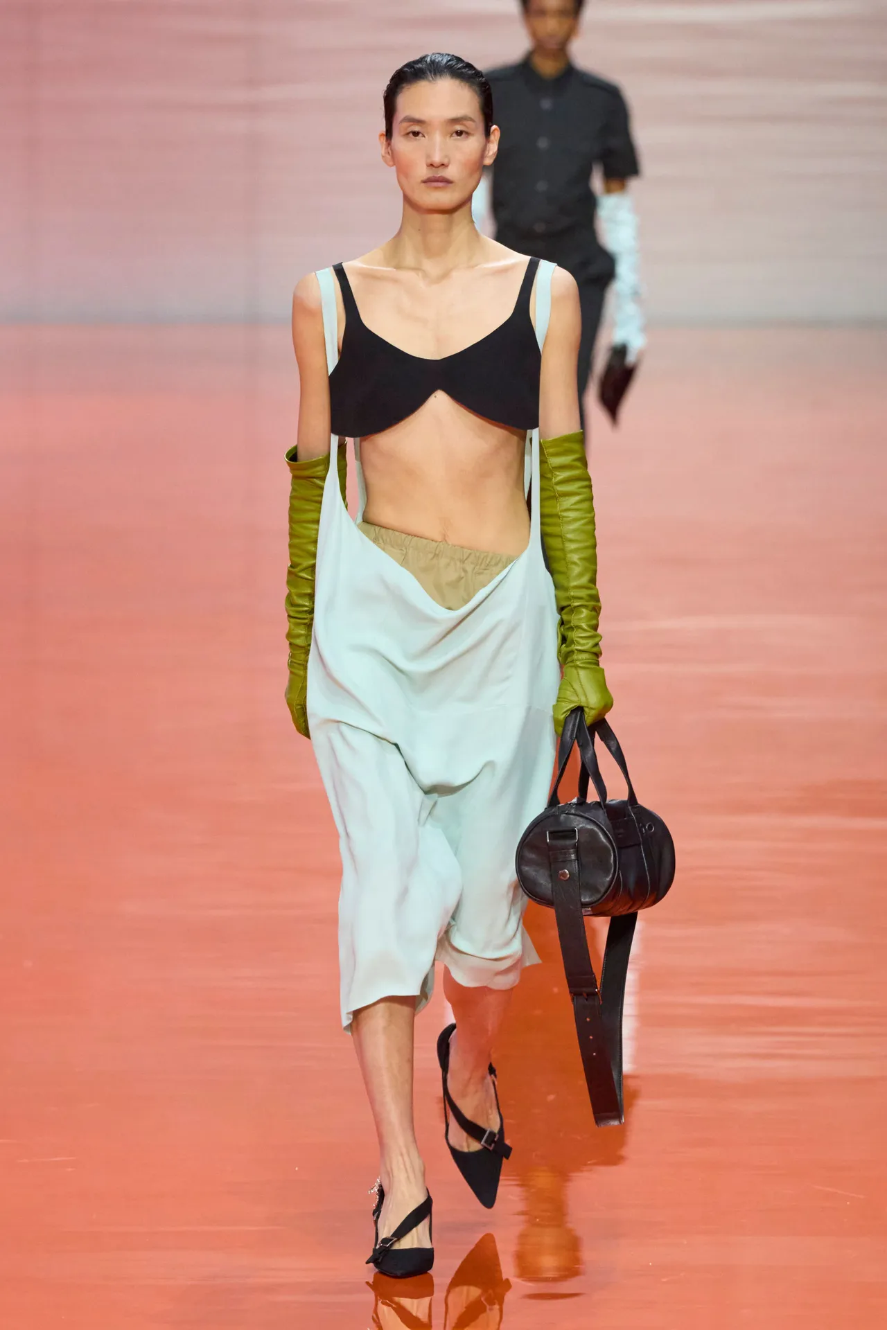 Самый дерзкий и телесно-ориентированный образ в подборке: здесь Prada играет на грани нижнего белья,...